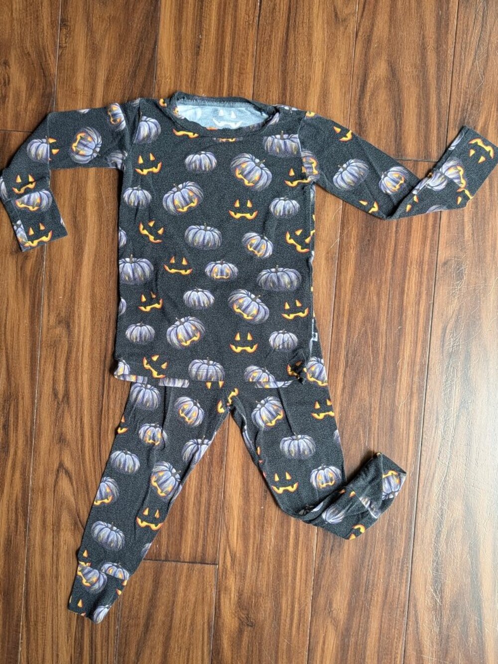 Bums and Roses Creepin' It Real Two Piece Pajama Set, 3T, GUC